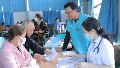 Các bác sĩ đang tư vấn cho bệnh nhân trong buổi tầm soát bệnh lý tim mạch