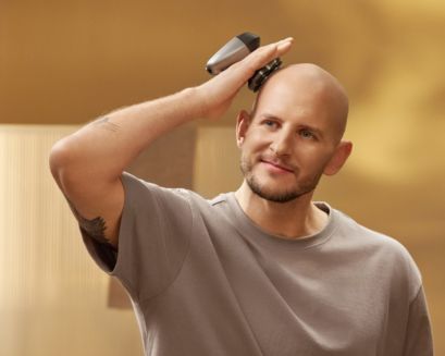 Bartek Kurek golący głowę elastyczną głowicą 360°