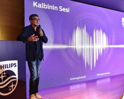 Philips Kalbinin Sesi kampanya etkinliği sırasında sunum yapan konuşmacı