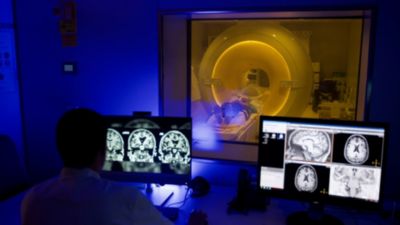Sala de control de resonancia magnética durante un estudio de investigación sobre el Alzheimer
