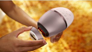 Urządzenie Philips Lumea IPL z technologią SenseIQ ma 5 ustawień światła. Czujnik SmartSkin sprawdza odcień skóry i wskazuje najlepsze ustawienie.