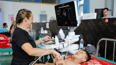 Bác sĩ tim mạch đang siêu âm tim cho một bệnh nhi