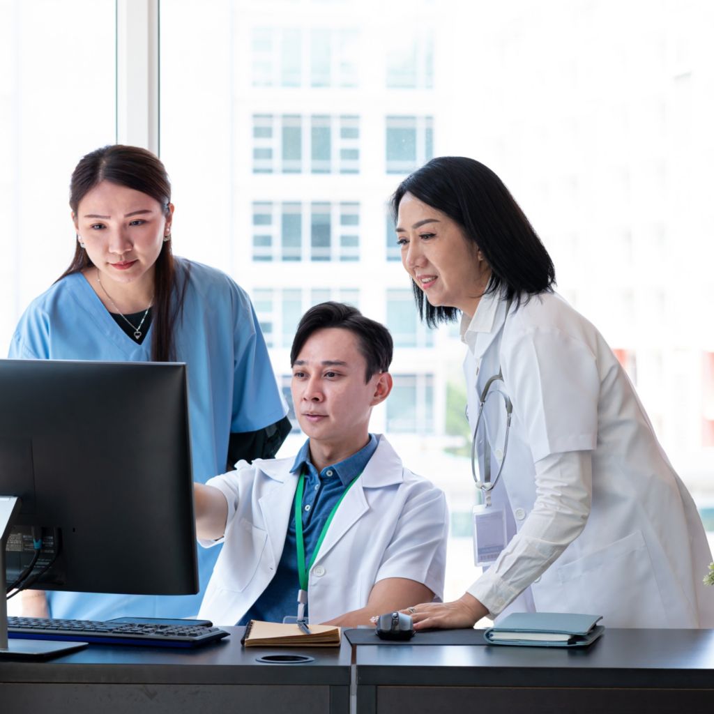 Krankenhauspersonal bei der Bestellung im Online-Shop