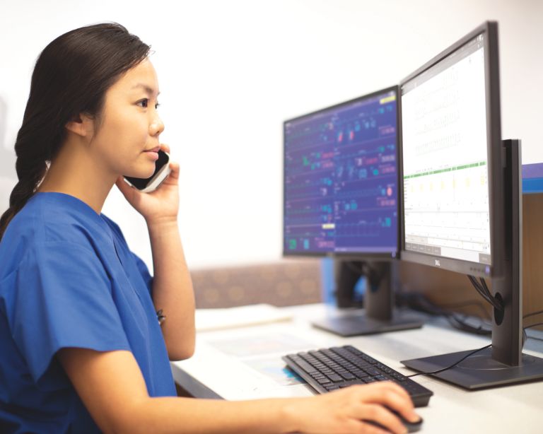 Nurse at central station using PIC iX