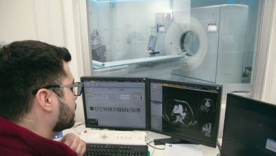 Clinician reviewing advanced imaging data on workstation using Philips Spectral CT technology