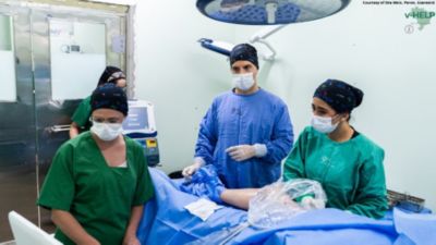 Equipe clínica realizando um procedimento vascular durante a missão humanitária v-HELP