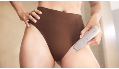 Afeita, recorta y da forma a la zona del bikini con el cabezal de corte para la zona del bikini.