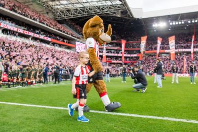 Kinderen van Philips-medewerkers met spelers van PSV het veld op