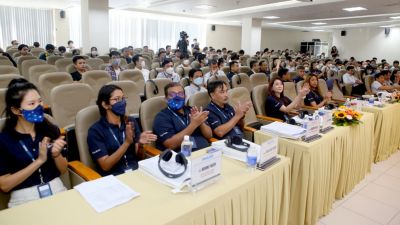 Toàn cảnh các đại biểu tham dự hội thảo can thiệp tim mạch với sự góp mặt của 100 bác sĩ