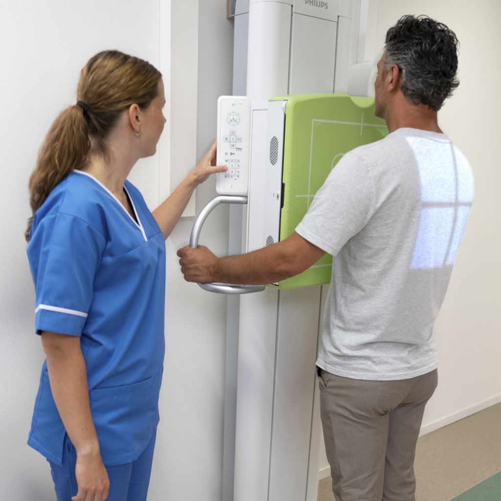 Patient wall-stand chest X-ray examination Smart Collimation Thorax technologist