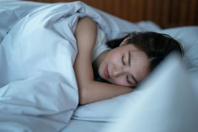 ベッドで安らかに眠る女性