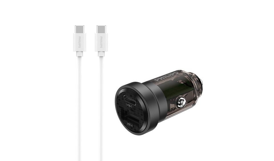 配備 USB-A 和 USB-C 埠的車用充電器