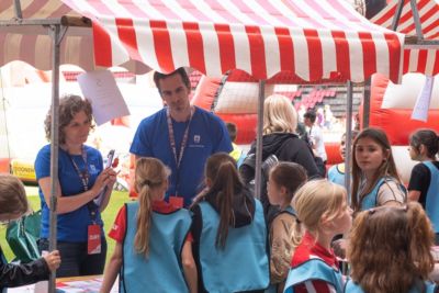 Kinderen leren evenement onder rode streeptent