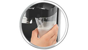 Mleczne napoje za dotknięciem przycisku dzięki zintegrowanemu pojemnikowi na mleko