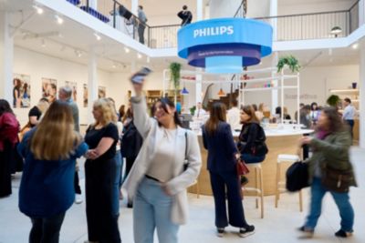 Besucher, die an der Philips Home Fest-Veranstaltung teilnehmen