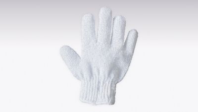 Peelingová rukavice na tělo pomáhá předcházet zarůstání chloupků