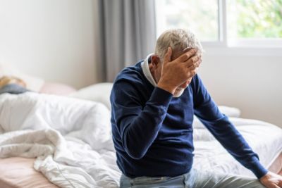 Un paciente anciano con dolor de cabeza