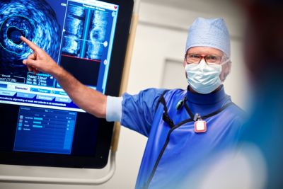 Un cardiólogo intervencionista analizando un corte transversal de ecografía intravascular