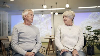 ラッセル・ウィンウッドさんがJ-BREATHの代表者とCOPD患者とその家族の生活の質の向上について議論