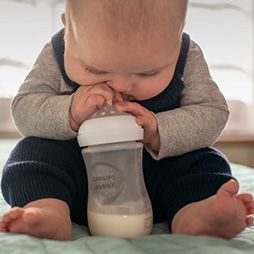 Bayi dengan botol susu Philips Avent Natural