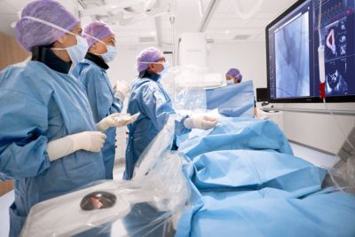 Các bác sĩ lâm sàng thực hiện kỹ thuật thay van động mạch chủ qua đường ống thông (TAVI) trên hệ thống Philips Azurion 7C20