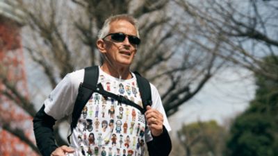 携帯用酸素装置で屋外を走るCOPDアスリート