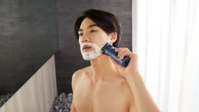 Barbear a seco e com a pele molhada, na pia ou no chuveiro