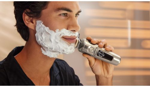 Scegli una comoda rasatura su pelle asciutta o rinfrescante su pelle bagnata