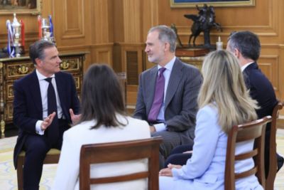 Su Majestad el Rey conversa con los miembros de la representación de Philips Ibérica, encabezada por su presidente, Juan Antonio Sanabria Luengo