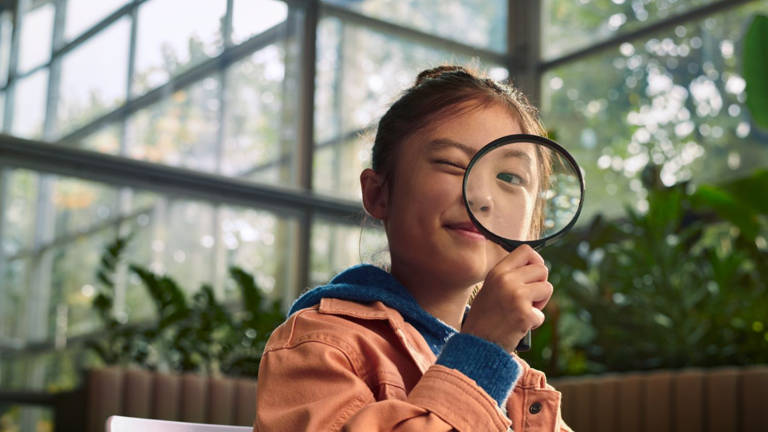 Jeune fille avec une loupe pour explorer l'IRM BlueSeal