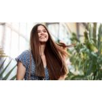 Cabello liso y brillante con cuidado y control iónico