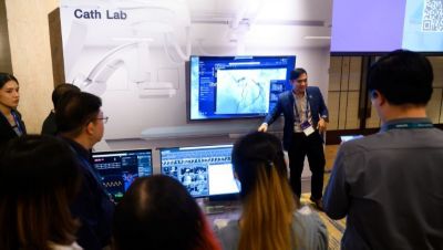 Cath lab training session at cardiology symposium
