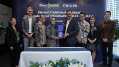 Foto bersama tim kepemimpinan Philips dan Siloam pada upacara pembaruan MoU
