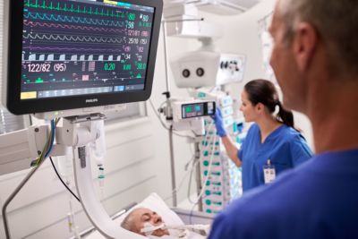 Philips IntelliVue X3-monitor visar vitalparametrar för intuberad patient under transport.