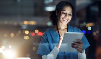 Enfermeira utiliza tablet para acessar informações digitais de saúde