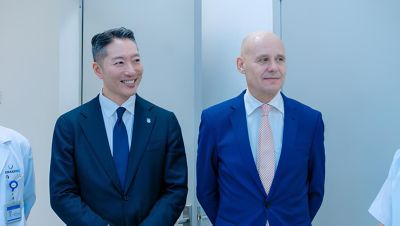 Ông Chris Kim và Đại sứ Kees van Baar tại sự kiện hợp tác giữa Philips và PhenikaaMEC tại Việt Nam