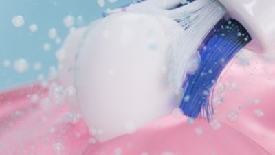 歯ブラシの毛がフォームで歯の表面を滑る