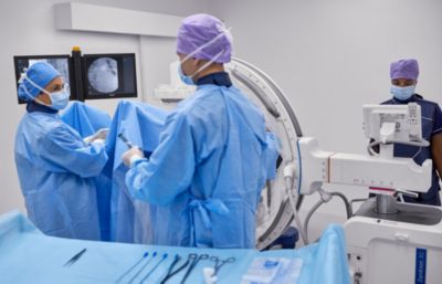 Equipe cirúrgica realizando um procedimento urológico com o sistema Philips Zenition 30
