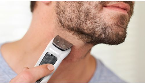 Metalltrimmer schneidet Bart und Haare