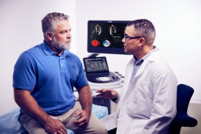 EPIQ CVxシステムを使用して心臓超音波検査を行う医師