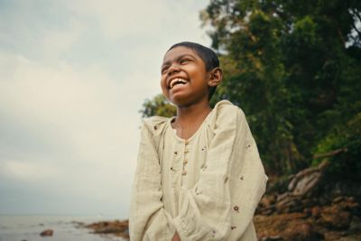 ビーチや木々の近くで笑顔を浮かべる屋外の子供