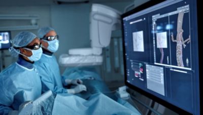 Clínicos intervencionistas realizando un procedimiento guiado por imágenes con el sistema Philips Azurion
