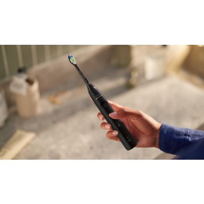 Effective clean and up to 2 x whiter teeth*