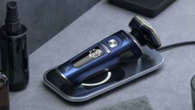 バスルームでフィリップスS9000で男性の髭剃り