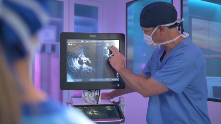 Physician using Philips IVUS