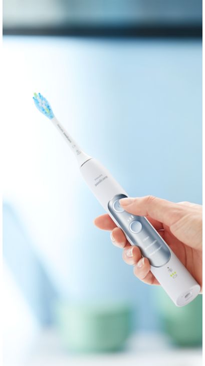 Hand met een ExpertClean elektrische tandenborstel