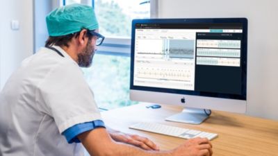 Profesional sanitario revisando datos de monitorización cardíaca con Philips ePatch