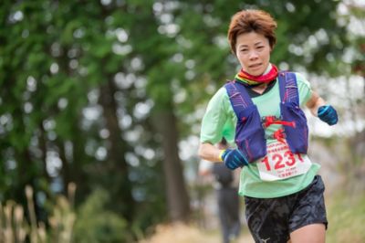 競技に出場する女子選手
