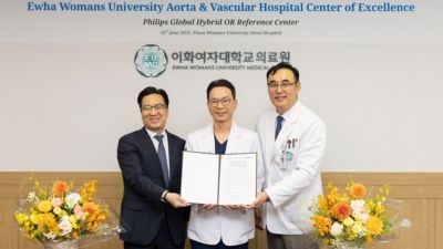 MOU 체결식에서 협약서를 들고 있는 이화여자대학교의료원과 필립스코리아 관계자