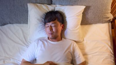 ベッドで安らかに眠る男